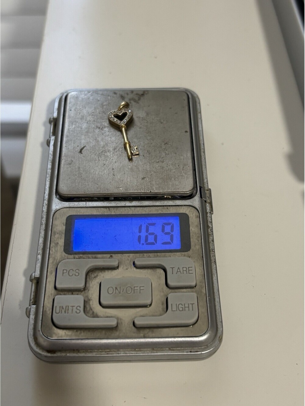 14K Yellow Gold Key Charm Pendant Pre Owned 1.69 grams - Picture 4 of 6